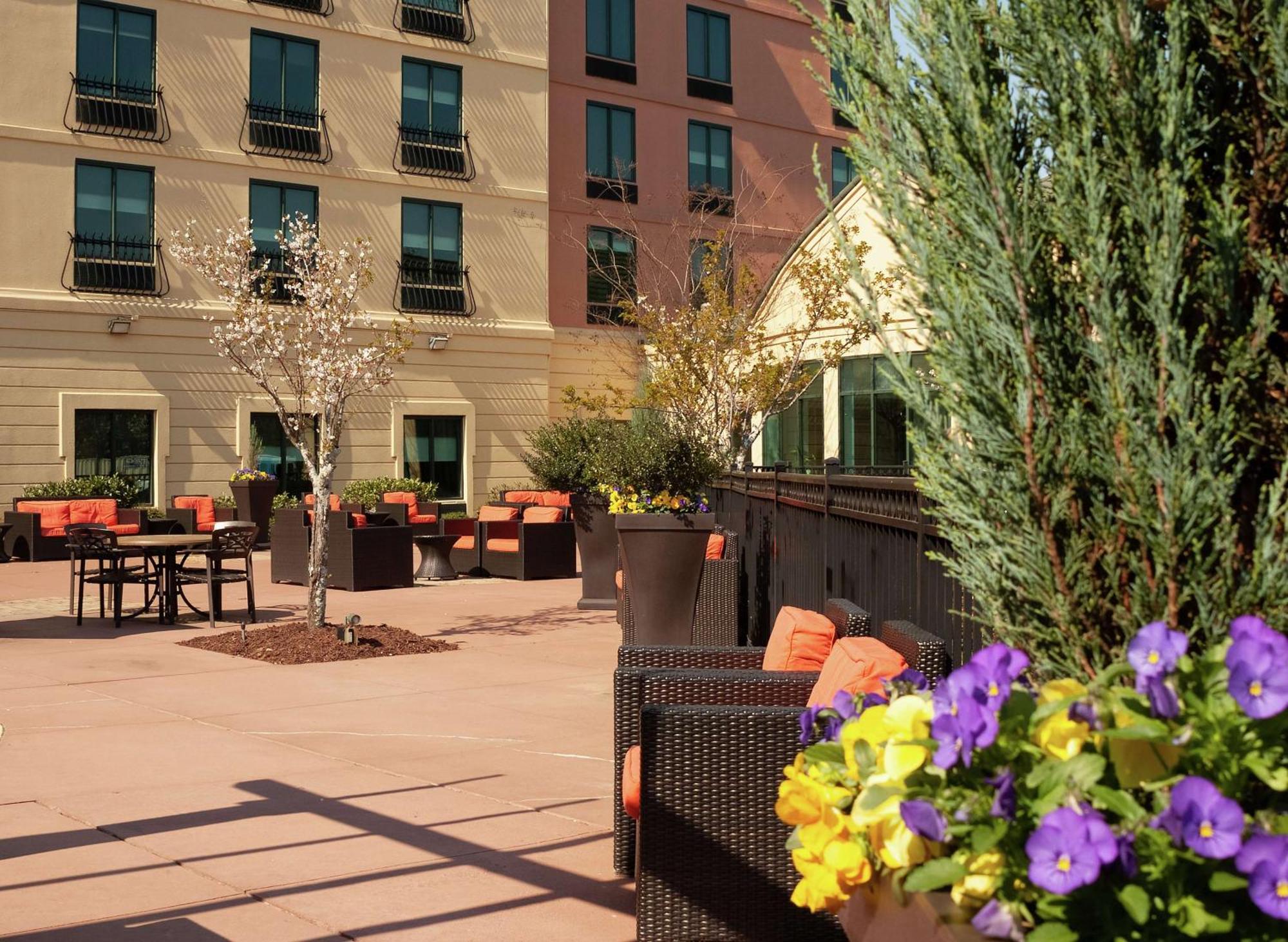 Hilton Garden Inn Atlanta Airport/Millenium Center Exterior photo