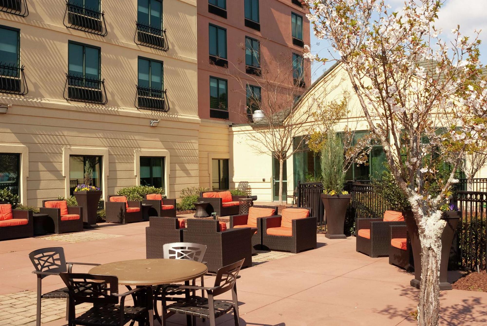 Hilton Garden Inn Atlanta Airport/Millenium Center Exterior photo